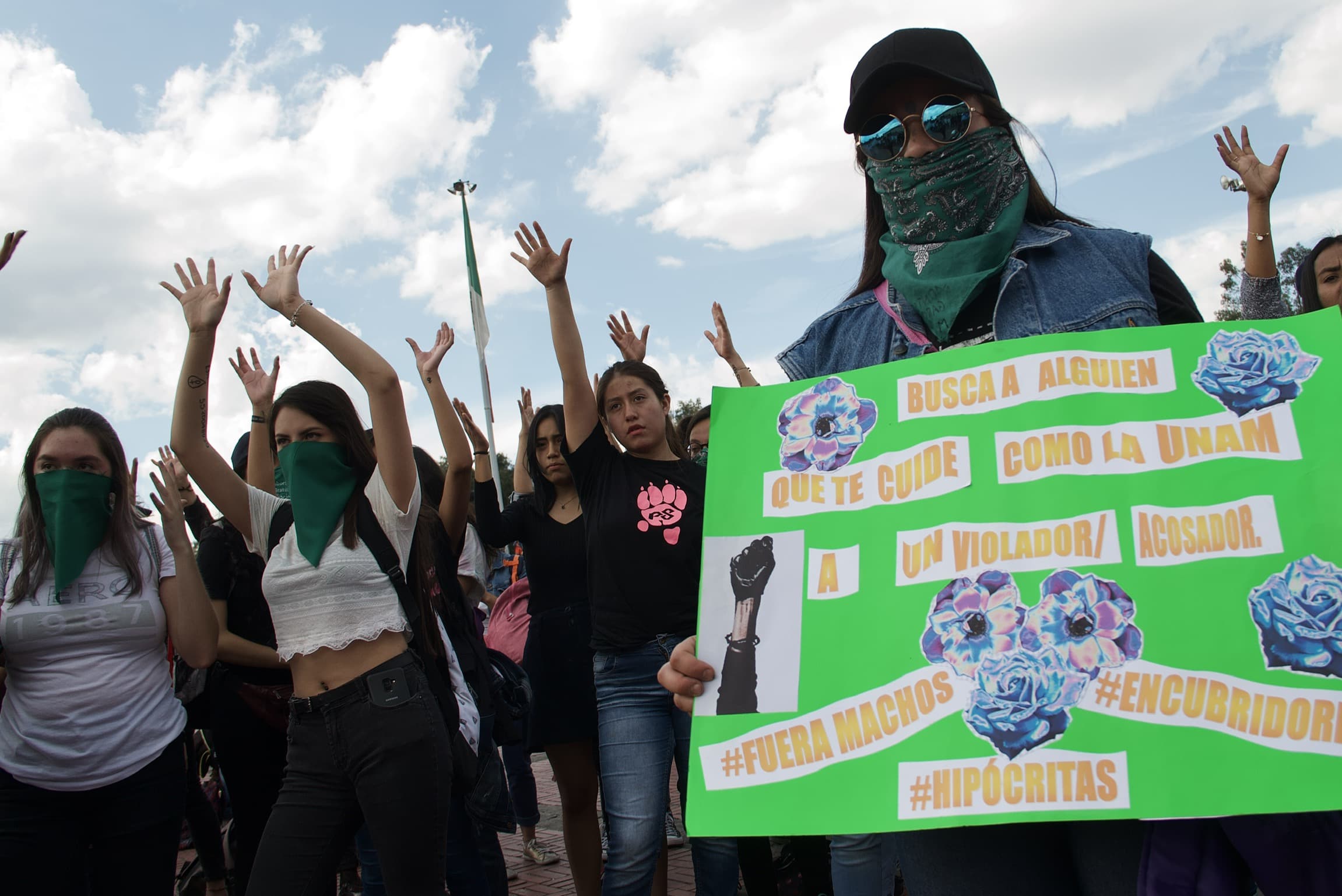 Con mantas con la leyenda “Juntos contra el acoso”, la comunidad universitaria exigió un freno a esta problemática • Foto: Andrea Murcia/Cuartoscuro