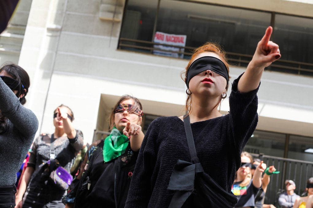 Alrededor de 200 personas participaron en la intervención, llamada "Un violador en tu camino" • Foto: FB Carla Motto