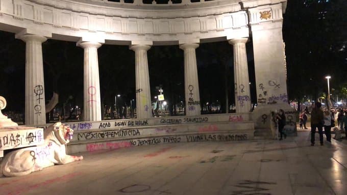 Entre los monumentos vandalizados durante la marcha se encuentra el Hemiciclo a Juárez, que tras la movilización fue limpiado por personal del gobierno capitalino • Foto: @AnaOrdonana