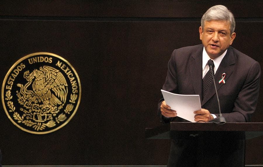Andrés Manuel López Obrador, entonces jefe de Gobierno de la Ciudad de México, durante su comparecencia en la Cámara de Diputados el jueves 7 de abril de 2005 - Foto: EFE
