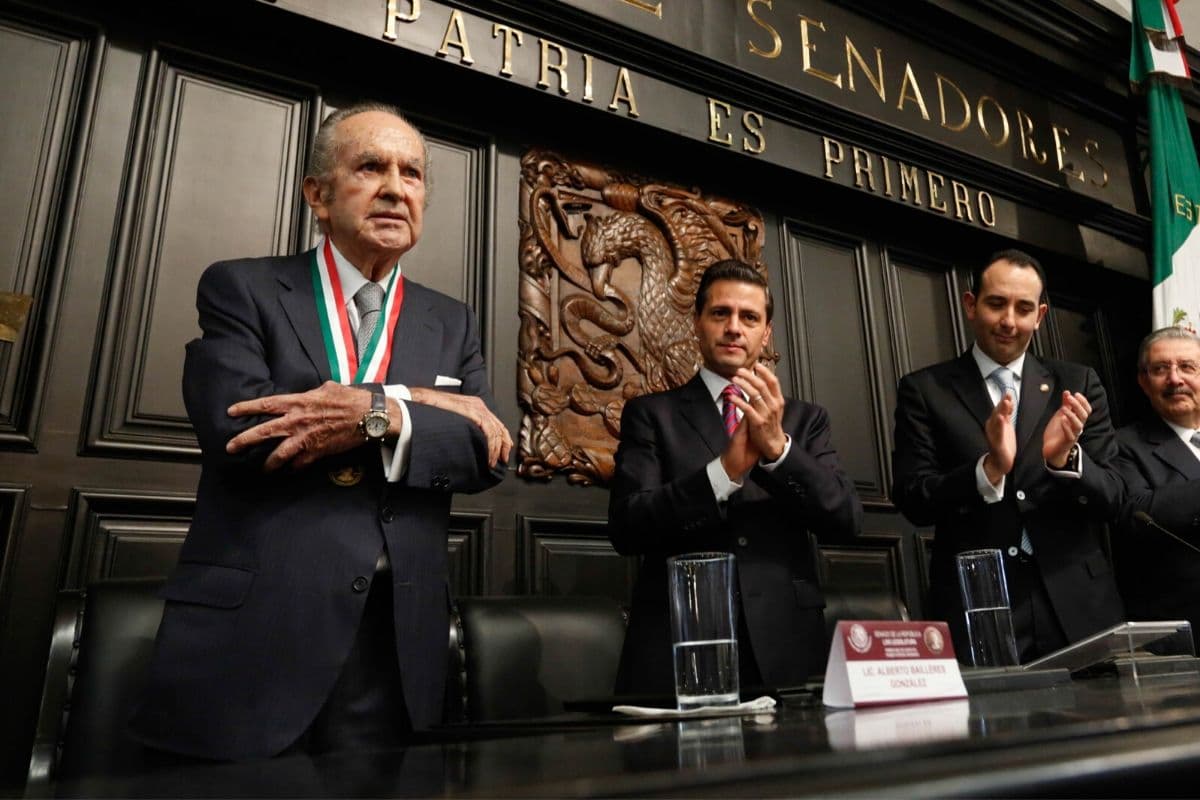 Alberto Baillères en entrega la medalla Belisario Domínguez, 2015. A su derecha, el expresidente Enrique Peña Nieto. Foto: Senado.