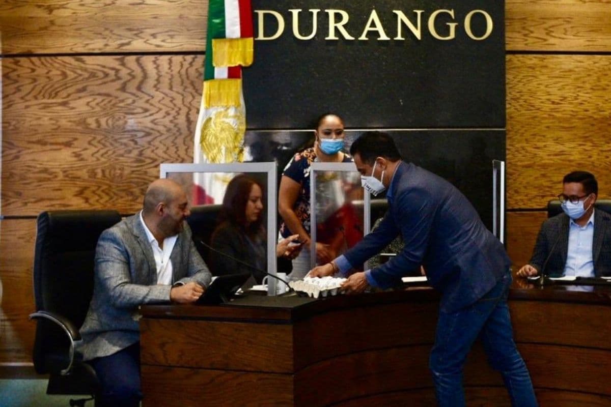 José Antonio Ochoa Rodríguez dejando los huevos a Sandra Lilia Amaya Rosales. Foto: Twitter @AlyGamboa