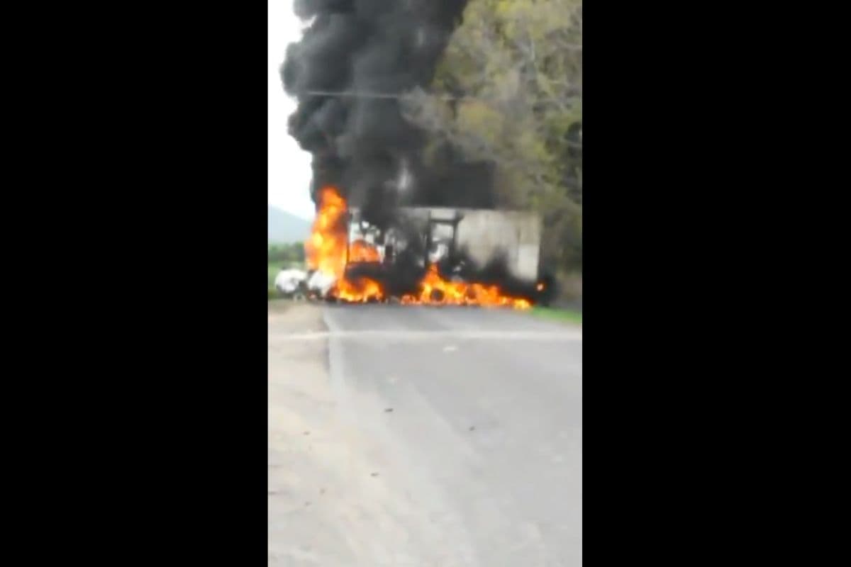 Un vehículo incendiado cerró el paso en la carretera Buenavista-Aguililla, rumbo El Limoncito. Foto: Especial.