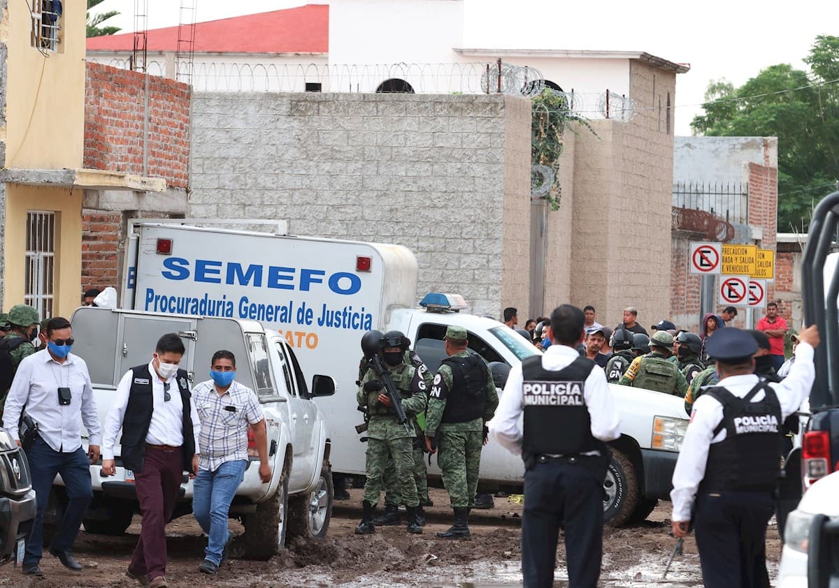 Fuerzas de seguridad pública vigilan el Centro de Rehabilitación en el municipio de Irapuato, Guanajuato. Al menos 26 personas fueron asesinadas el miércoles pasado por un comando armado. Foto: EFE.