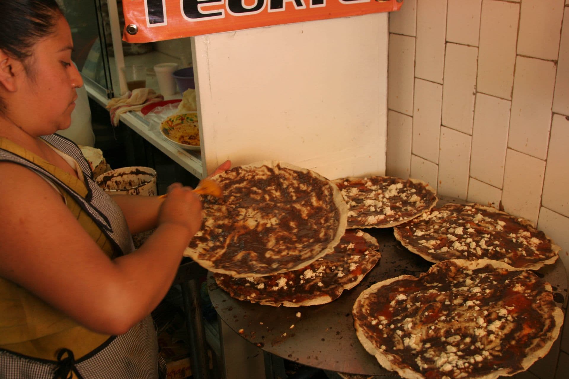 Preparando una tlayuda, comida tradicional de Oaxaca. Foto: Cuartoscuro
