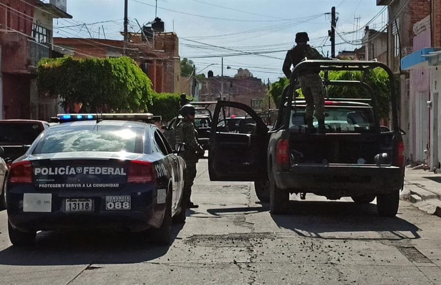 Policías estatales y la Guardia Nacional vigilan el lugar de los hechos donde fueron asesinados dos policías ministeriales en Celaya, el 1 de julio de 2020. Foto: EFE.