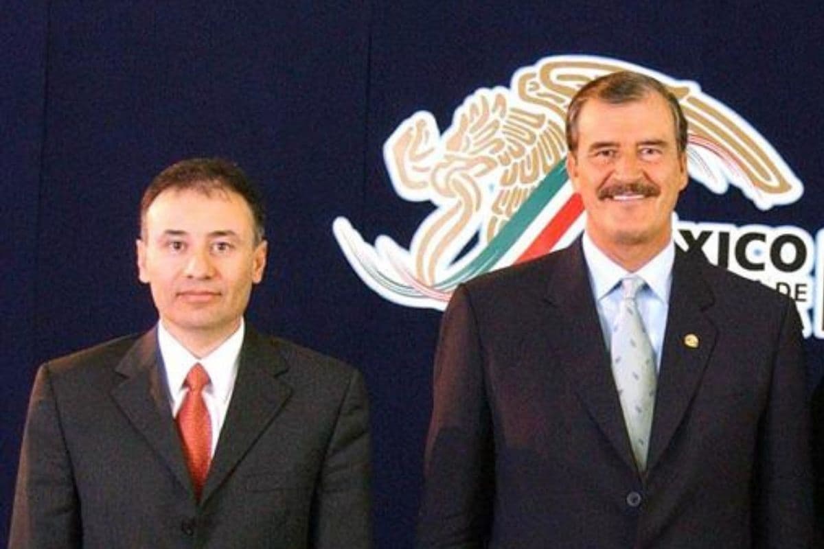 El entonces vocero de la Presidencia de la República, Alfonso Durazo, (i) y el entonces presidente Vicente Fox (d) en 2003. Foto: EFE.