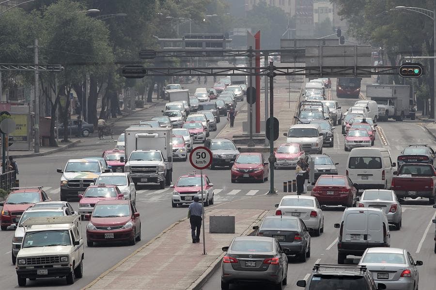 Aspecto del tráfico vehicular en la CDMX. Foto: EFE.