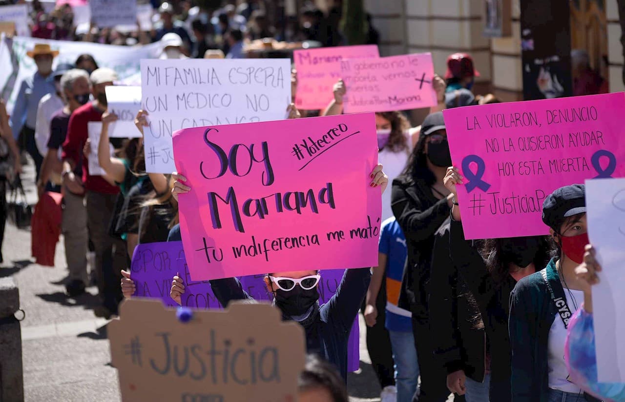 Jóvenes protestan por la muerte de Mariana.