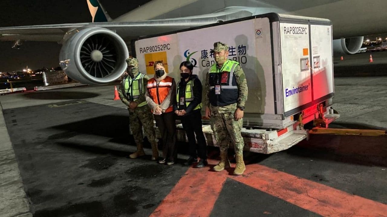 vacunas CanSino en AICM