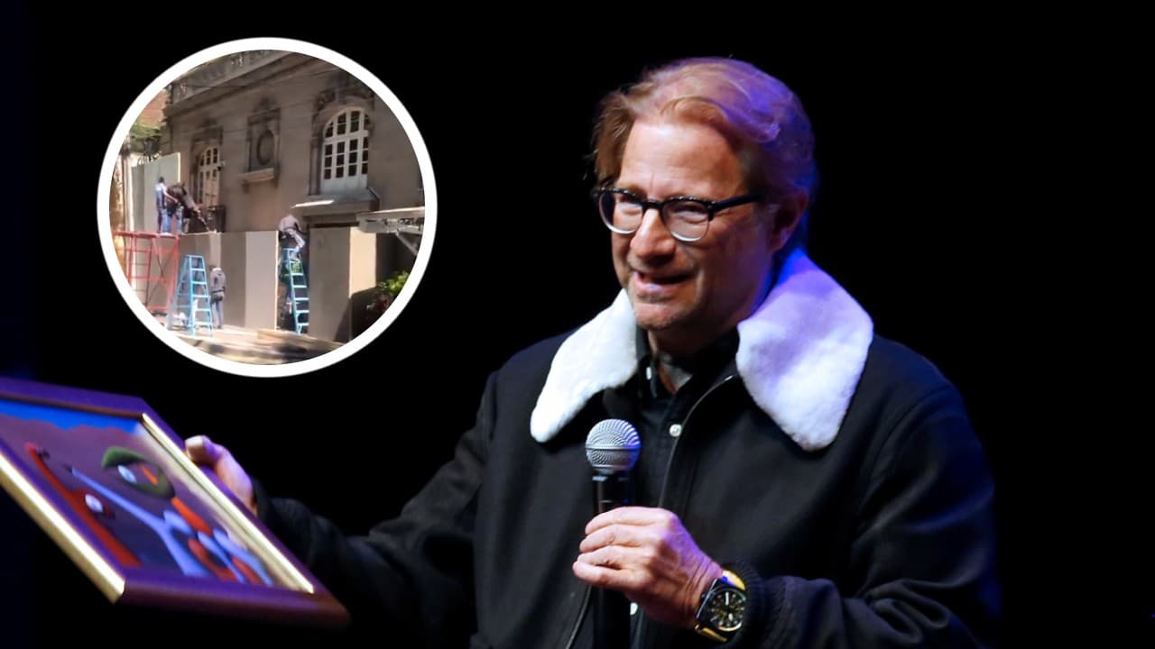 VIDEO: Andrés Roemer cubre fachada de su casa previo a marcha del 8M