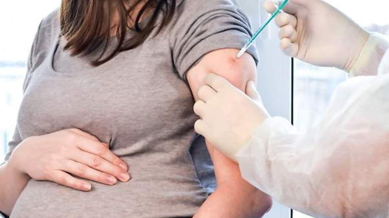 Mujeres embarazadas serán vacunadas