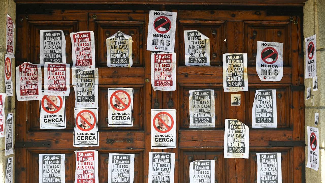 Comité 68 ataca con huevos a la residencia del expresidente Luis Echeverría