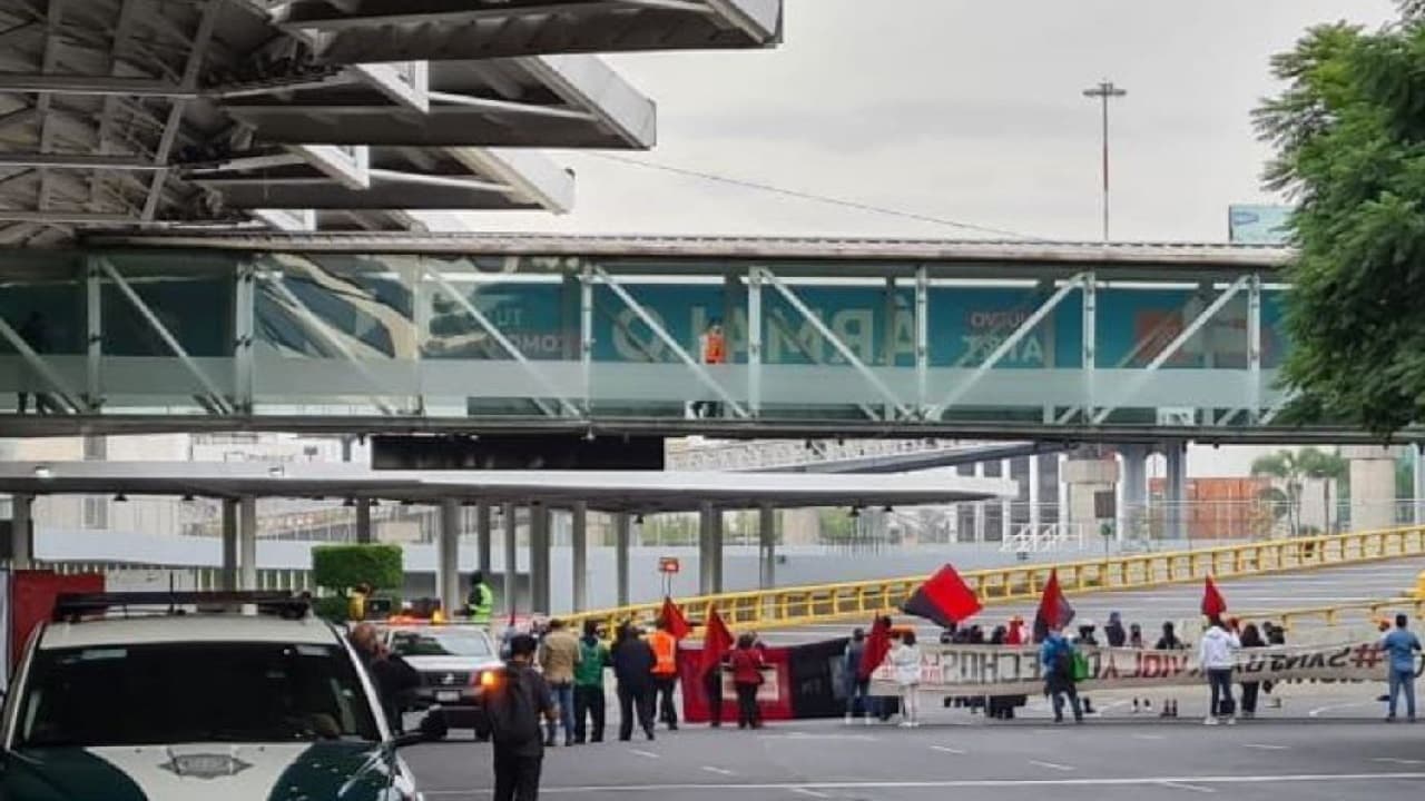 Manifestantes bloquean acceso a T1 del AICM