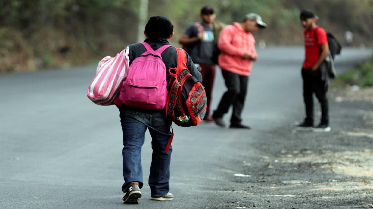Rescatan a 103 migrantes dentro de un tráiler en la México-Texcoco | La  Octava