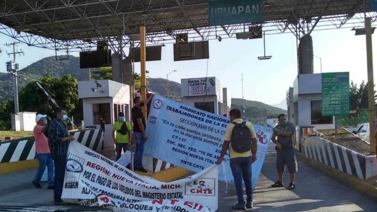 Toma casetas de autopista México-Guadalajara y Morelia-Lázaro Cárdenas