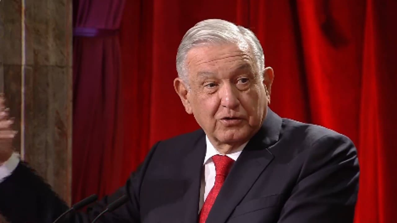 Llama López Obrador a reformar la Constitución