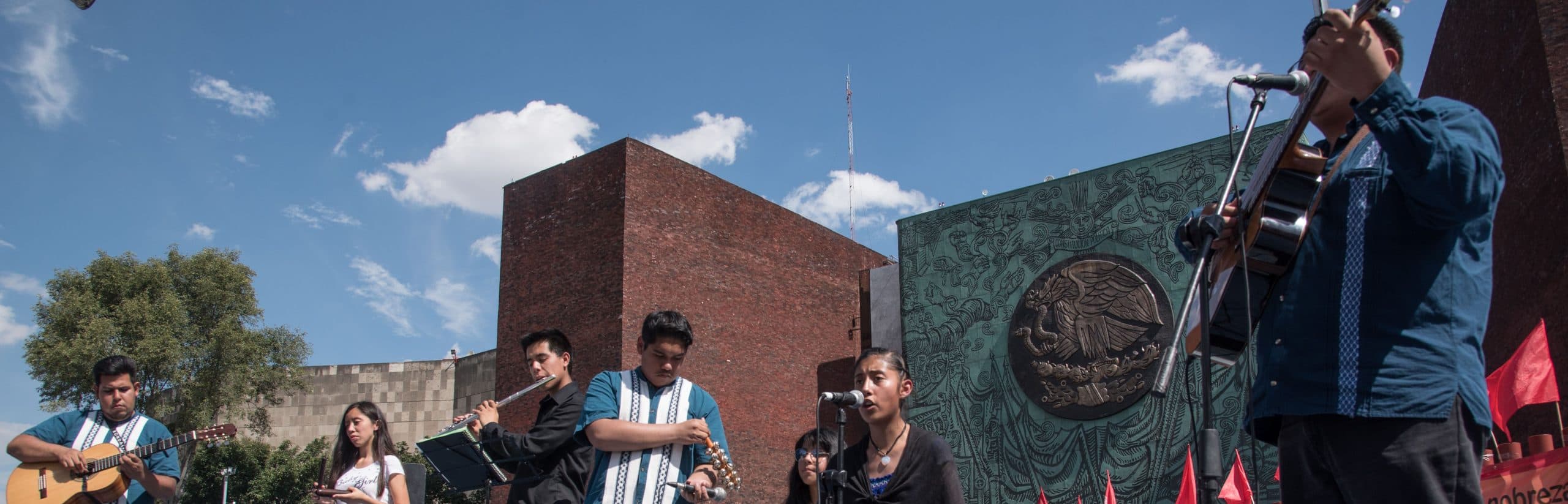 Desde el lunes, organizaciones campesinas se mantienen en plantón y realizan actividades culturales en las afueras de San Lázaro • Foto: Mario Jasso/Cuartoscuro