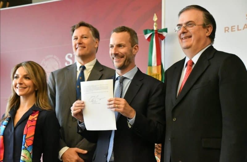 Adam Boehler, director ejecutivo de OPIC y el canciller Marcelo Ebrard signaron el acuerdo, y el embajador de EU en México, Christopher Landau, fungió como testigo • Foto: @SRE_mx