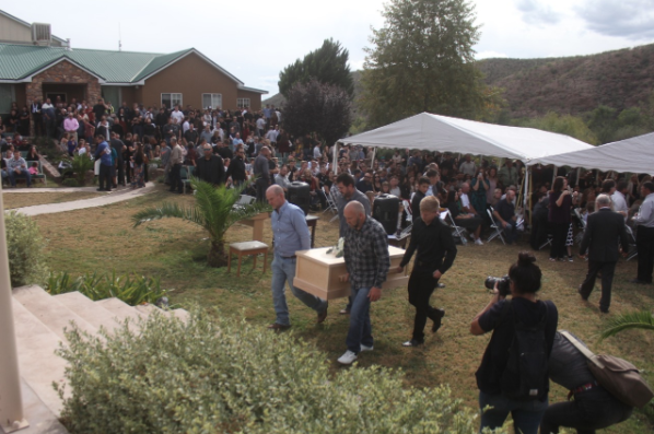 La comunidad mormona despidió a las mujeres y niños de la familia LeBarón asesinados en una brecha cuando se dirigían al rancho La Mora • Foto: Nacho Ruiz/Cuartoscuro