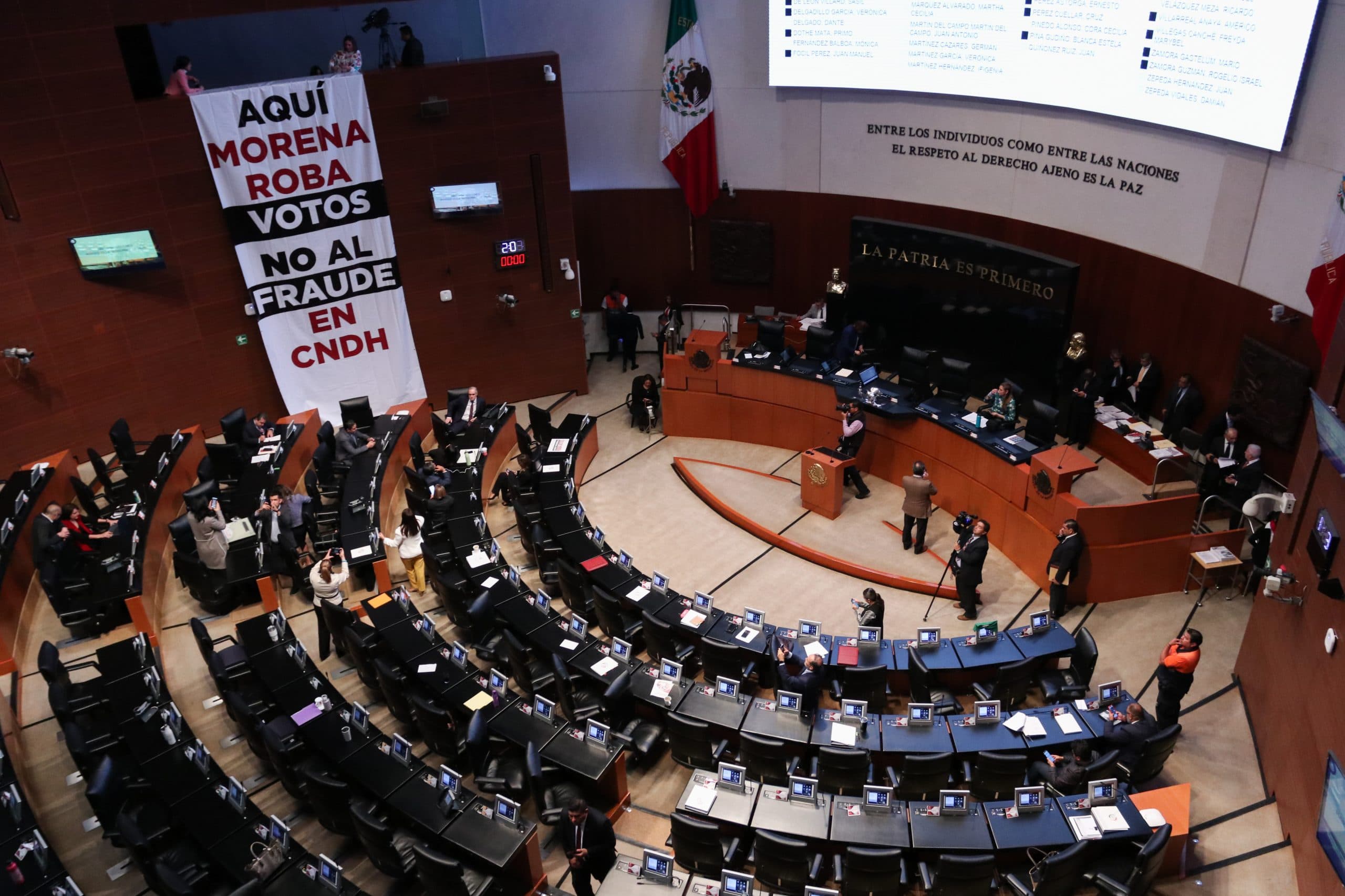 La senadora panista Xóchitl Gálvez colocó una pancarta con la leyenda "Aquí Morena roba votos. No al fraude en CNDH" • Foto: Galo Cañar / Cuartoscuro