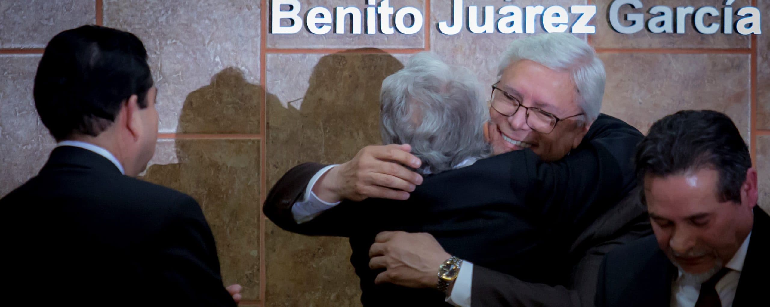 Olga Sánchez Cordero felicitando al gobernador Jaime Bonilla, luego de la toma de protesta a la que la secretaria de Gobernación acudió en representación del presidente López Obrador • Foto: Omar Martínez/Cuartoscuro.