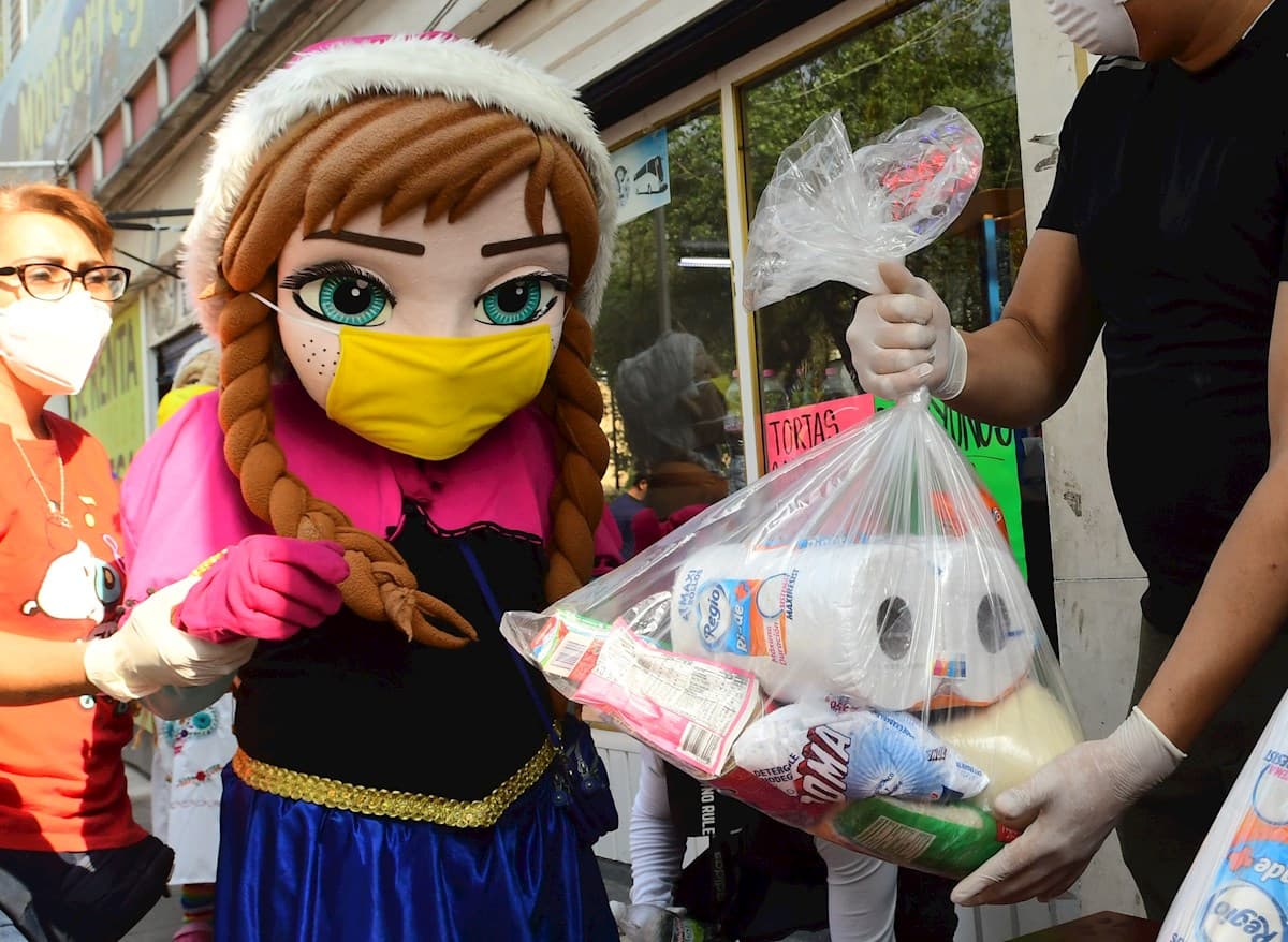 Entregan despensas a los artistas callejeros de Madero en la CDMX. Foto: EFE