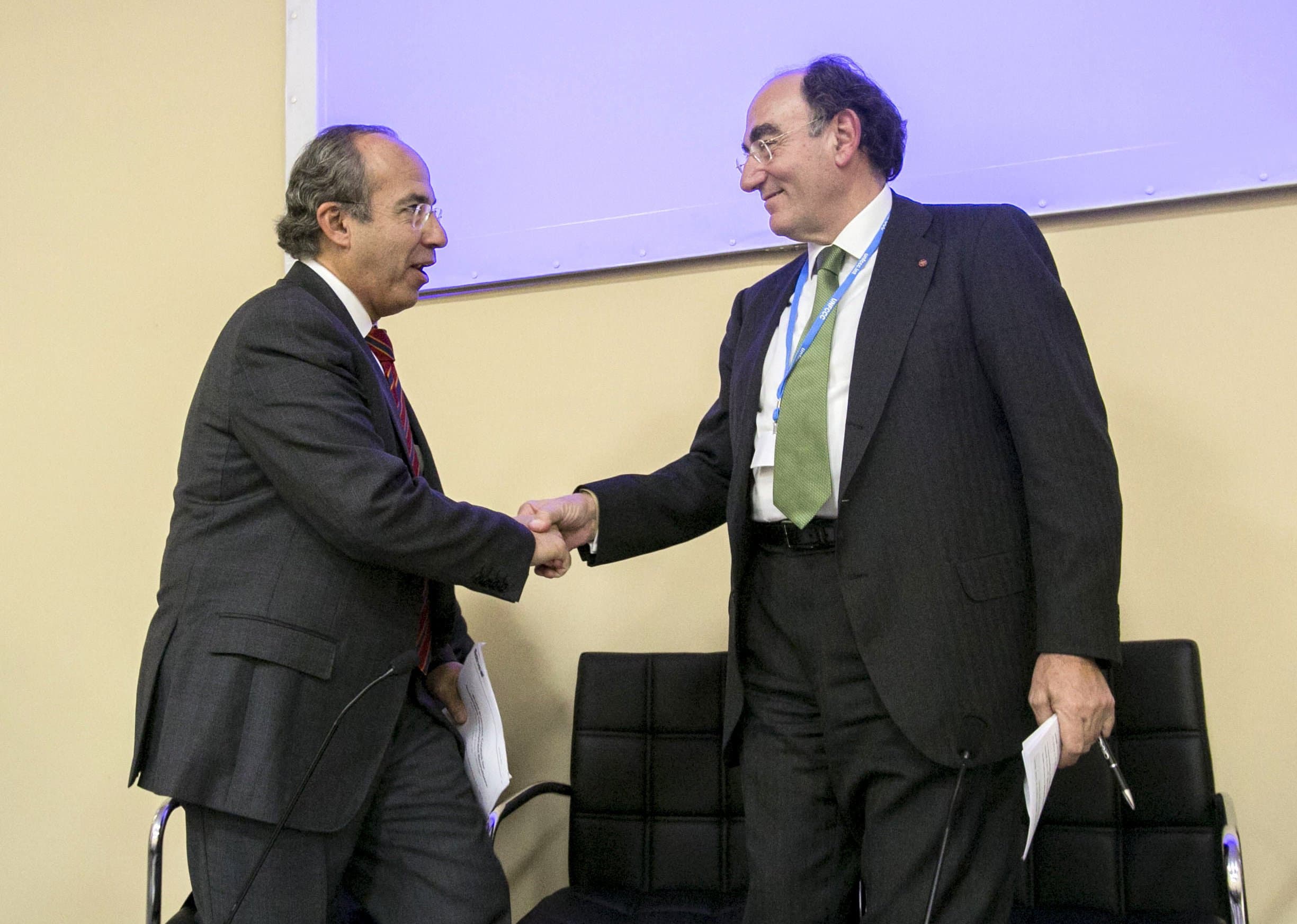 El presidente de Iberdrola, Ignacio Sánchez Galán, saluda al expresidente de México Felipe Calderón en la Cumbre sobre el Cambio Climático, COP21, celebrada en diciembre de 2015 en París. Foto: EFE