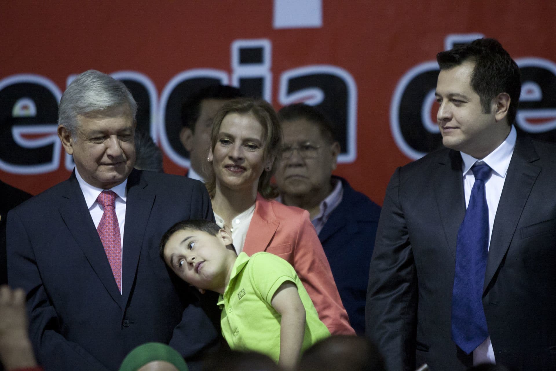 El presidente Andrés Manuel López Obrador; su esposa Beatriz Gutiérrez Muller; y sus hijos Jesús Ernesto López Gutiérrez y José Ramón López Beltrán. Foto: Cuartoscuro