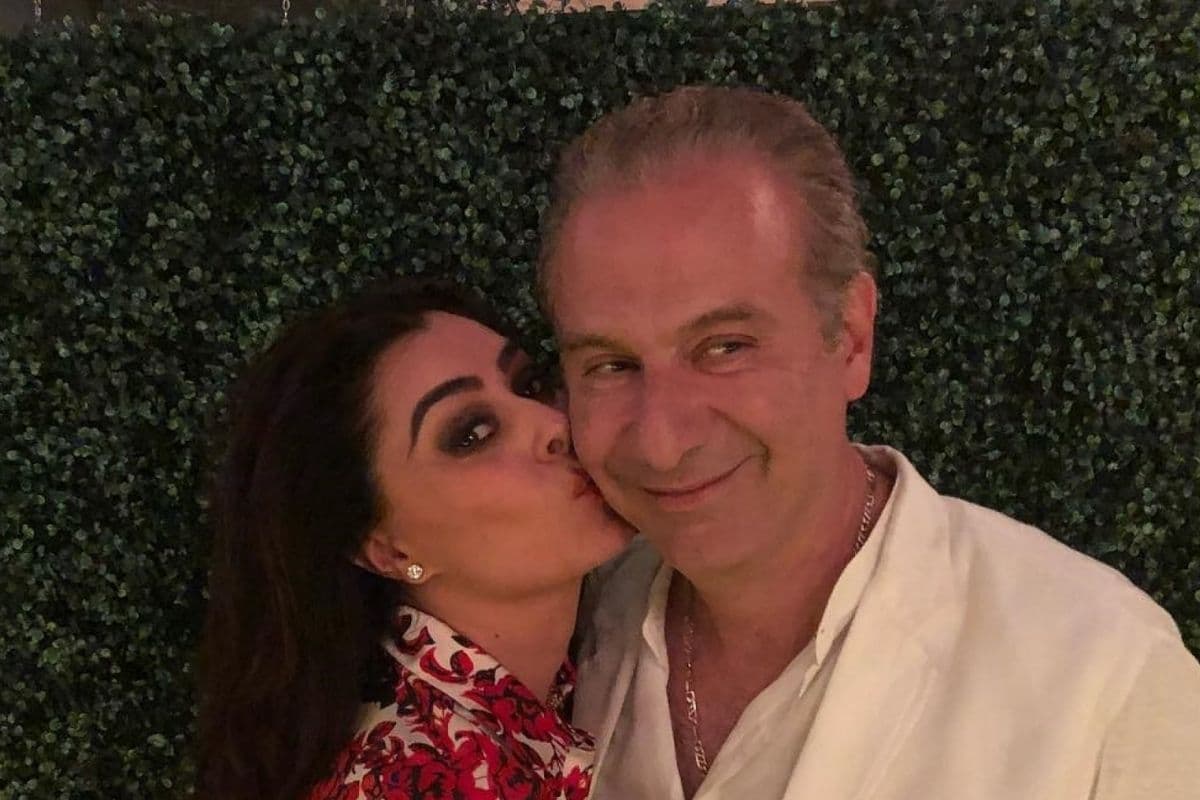 Yadhira Carrillo, pareja del abojado, junto a Juan Collado. Foto: Instagram Yadhira Carrillo.