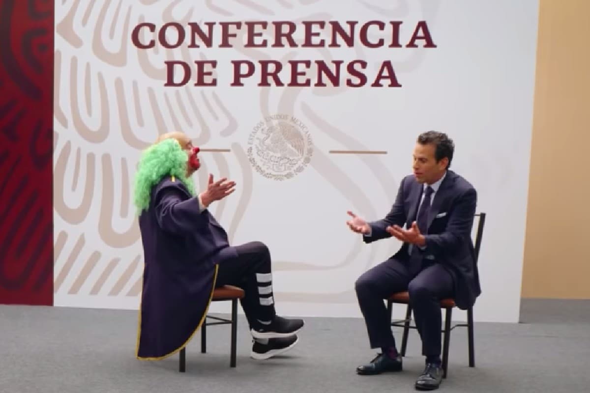 Víctor Trujillo, conocido como 'Brozo' y Carlos Loret de Mola. Foto: Especial