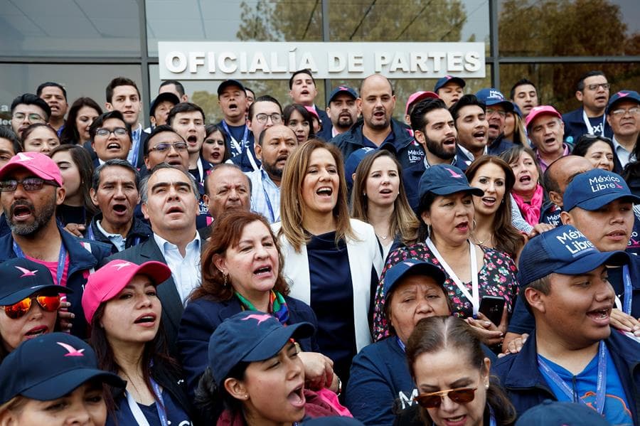 Margarita Zavala (centro) presentaba la solicitud de registro como partido político de su asociación México Libre en febrero 2020. Foto: EFE.