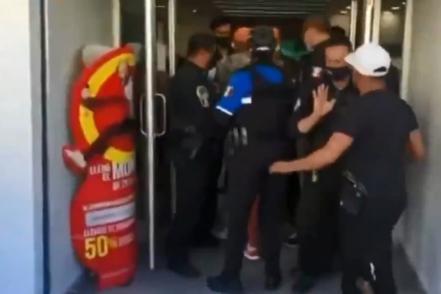 Sucursales de Elektra y Banco Azteca son clausuradas por ‘desafiar a las autoridades de Salud’. Foto: Especial