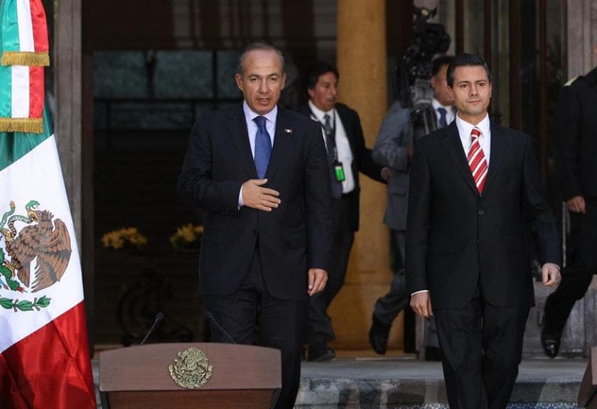 El expresidente Felipe Calderón (i) y el expresidente Enrique Peña Nieto (d), en 2012. Foto: EFE.