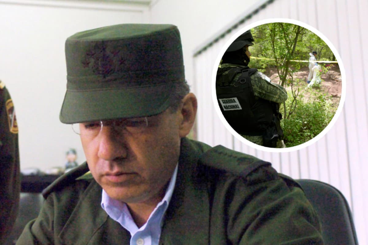 El expresidente Felipe Calderón firma el libro de visitantes en el destacamento militar de Apatzingán, Michoacán en enero de 2007. Foto: especial