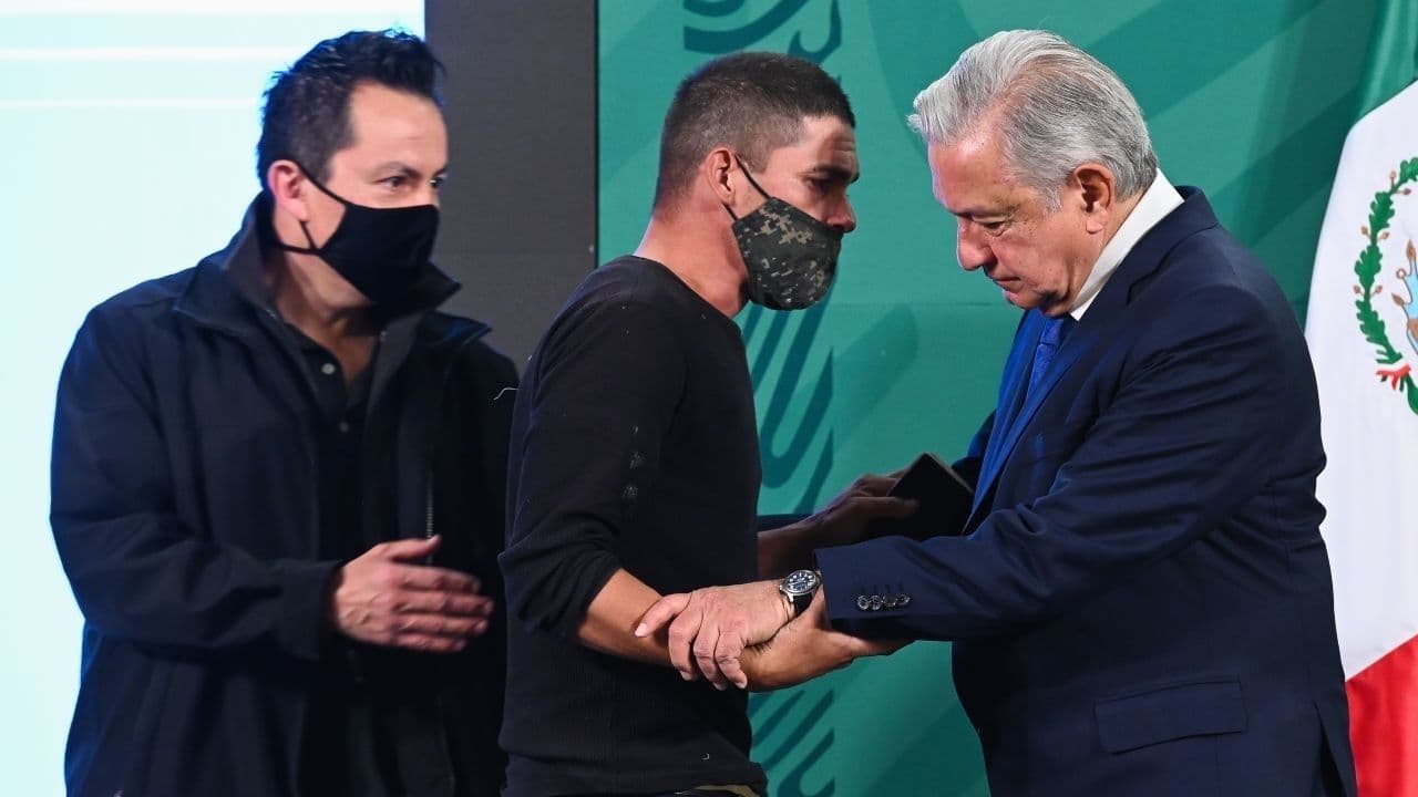 Hombre se cuela a la mañanera