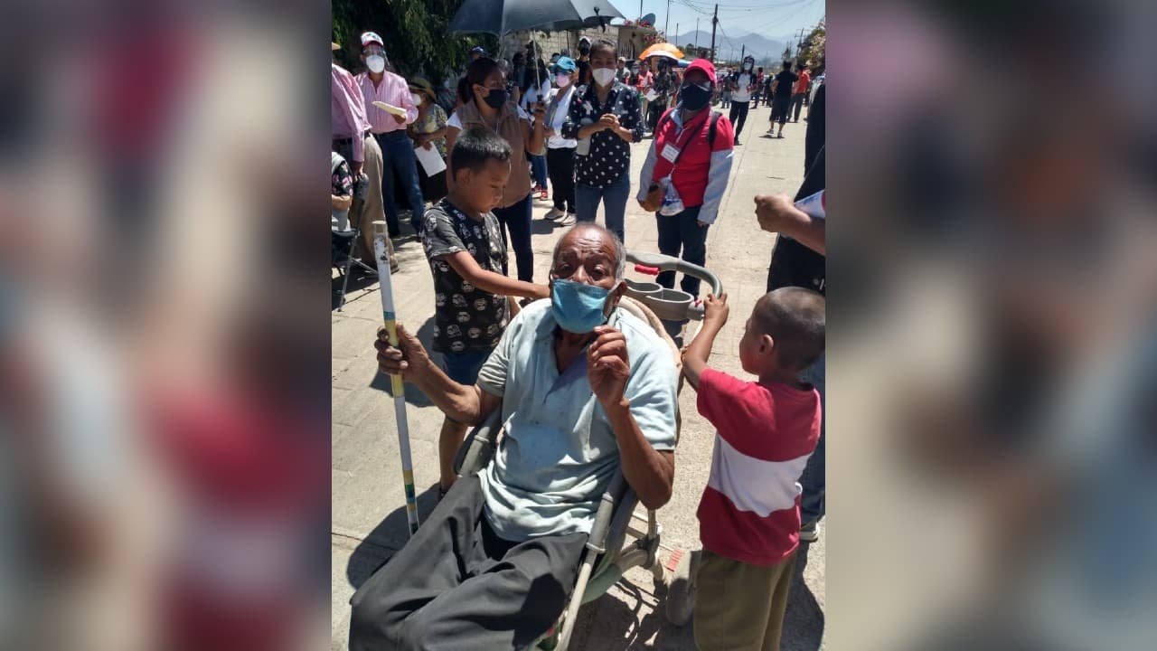 VIDEO: Niños adaptan carreola para llevar a vacunar a su abuelo