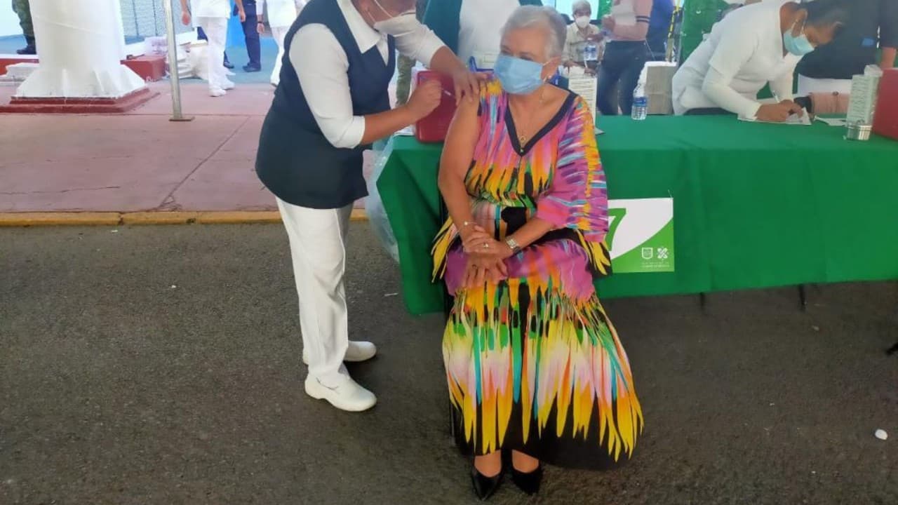 Sánchez Cordero es la primera del gabinete de AMLO en recibir la vacuna COVID