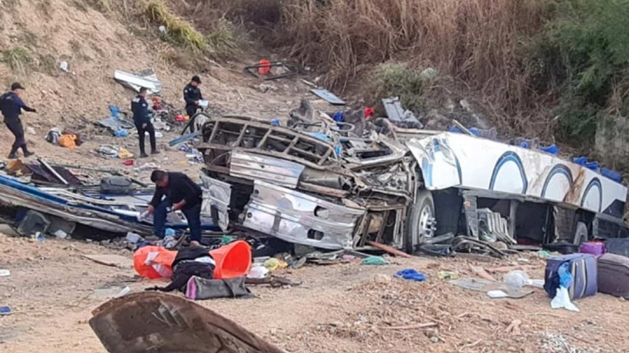 Volcadura de camión de turismo dejó 11 muertos y 37 heridos en el ...