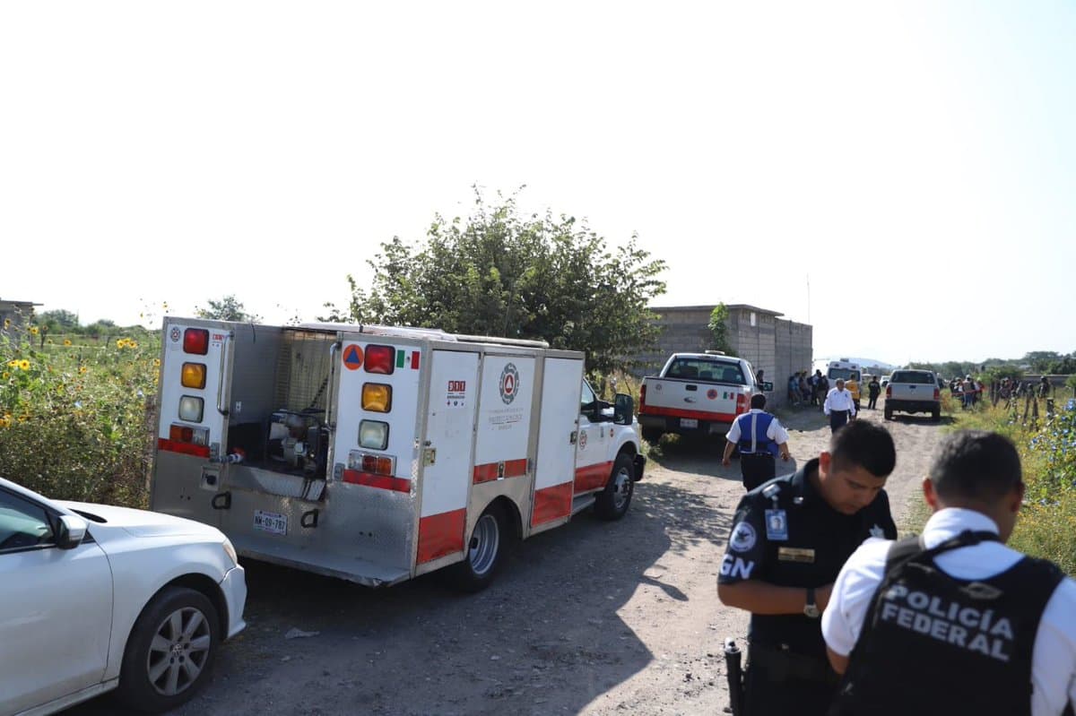 Los cuerpos del piloto y copiloto fueron levantados por personal de la Fiscalía de Morelos • Foto: Protección Civil de Morelos