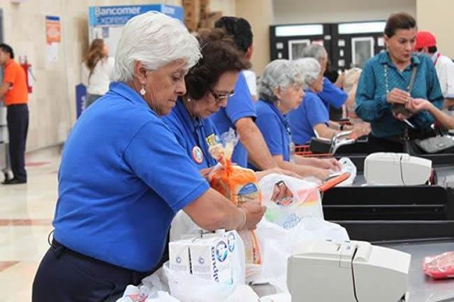El trabajo "voluntario" de los adultos mayores en supermercados es una actividad regulada por el mismo gobierno federal • Foto: Inapam