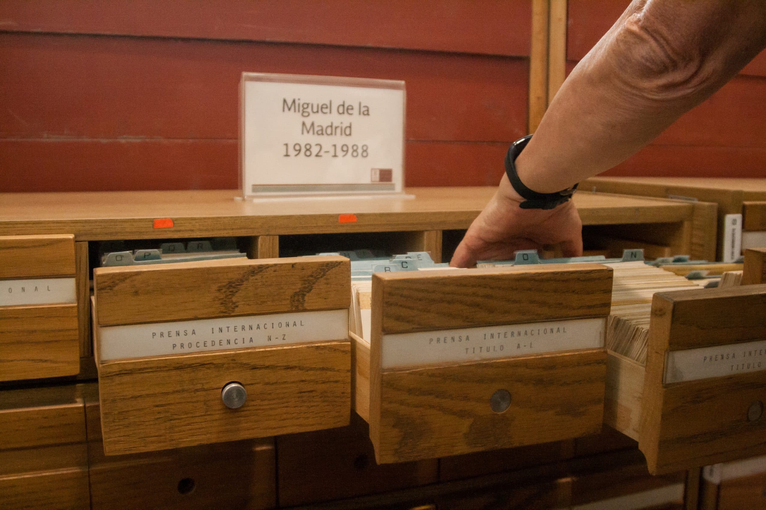 Aspectos de las fichas bibliográficas que abarcan expedientes de los expresidentes de México • Foto: Galo Cañas/Cuartoscuro