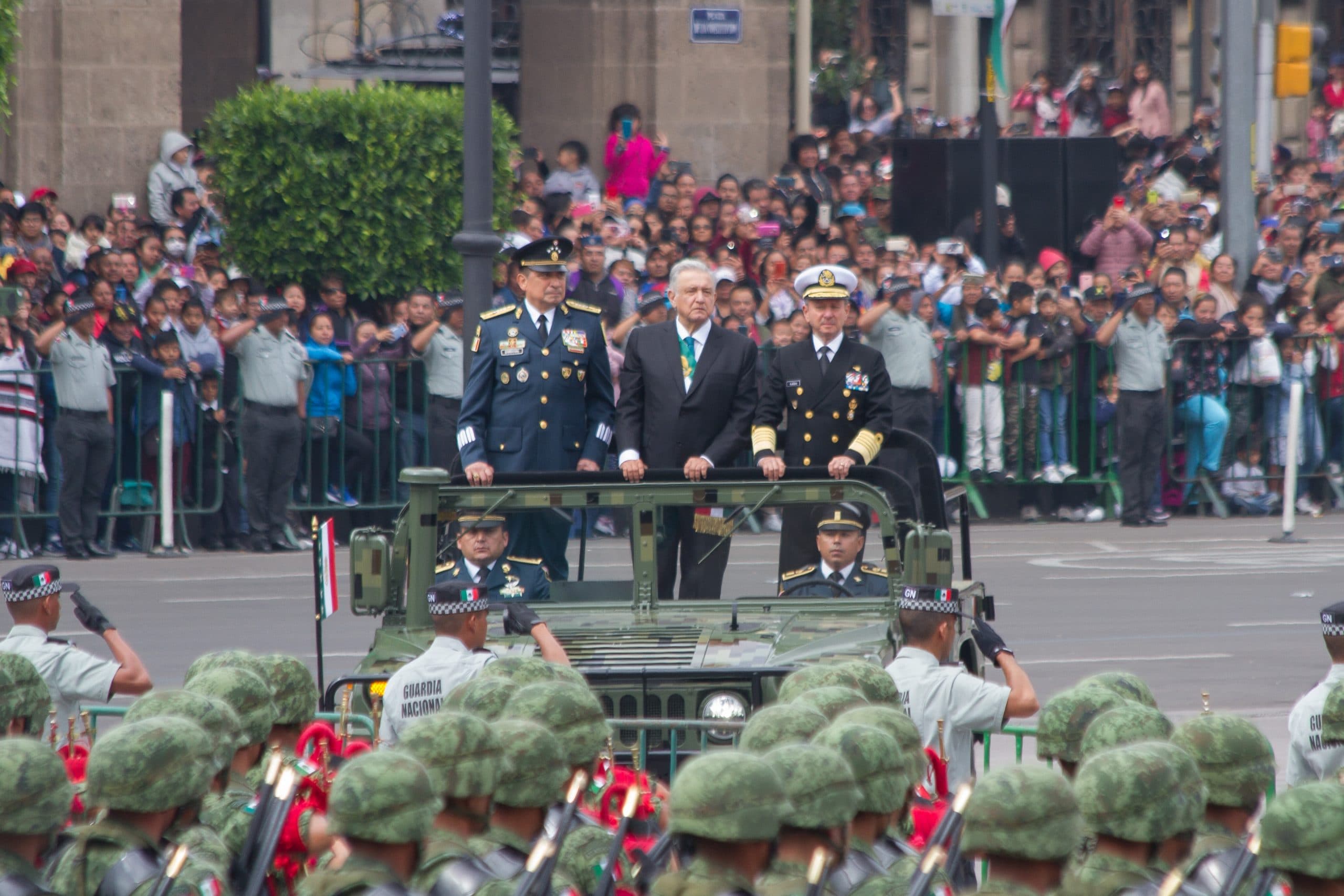 El presidente Andrés Manuel López Obrador y los titulares de las secretarías de la Marina y Defensa durante el desfile del 20 de noviembre • Foto: Archivo/Cuartoscuro