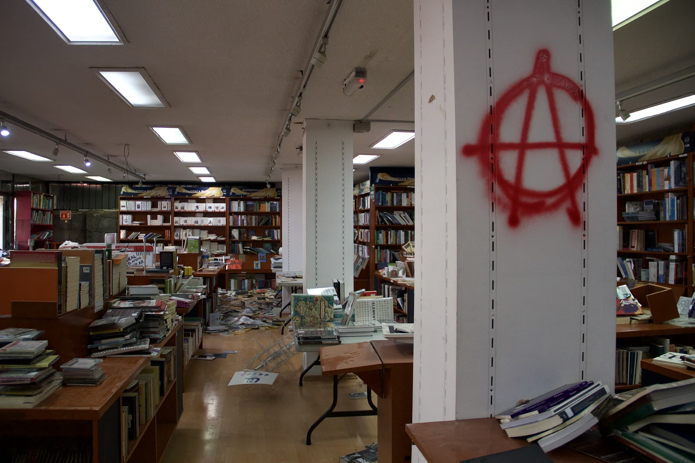 Pinta realizada por los manifestantes en una librería frente a la Rectoría de la UNAM • Foto: Andrea Murcia / Cuartoscuro