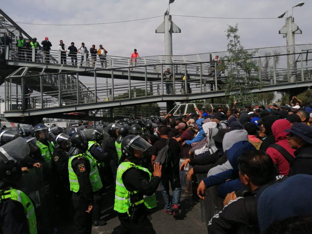 La Secretaría de Gobierno de la Ciudad de México llamó a los policías federales que se manifiestan en el aeropuerto a evitar el bloqueo vial • Foto: Armando Monroy/Cuartoscuro