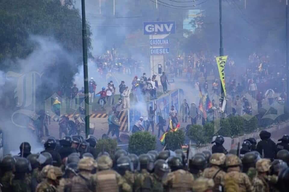 Fuerzas de seguridad de Bolivia reprimen una manifestación en contra del golpe de Estado en Bolivia • Foto: @CIDH
