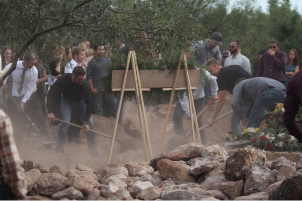 Los entierros de las cinco víctimas calcinadas se realizaron en Chihuahua, tras un recorrido de seis horas en caravana desde el rancho La Morita, en donde ayer se celebró su sepelio • Foto: Cuartoscuro