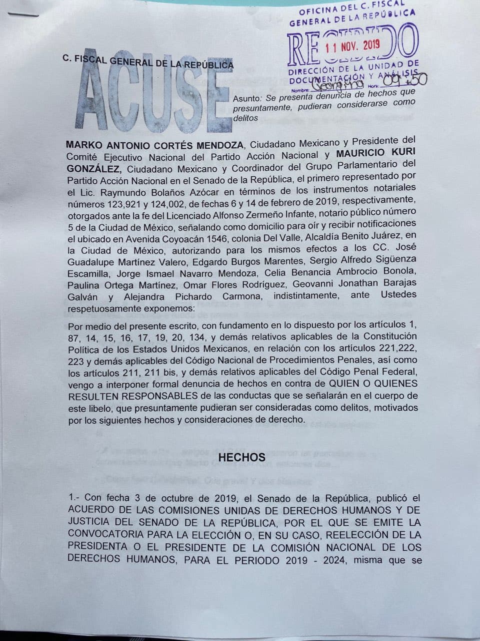 El senador Marko Cortés compartió en Twitter fotos del acuse de recibido y de la comitiva que acudió a la presentación de la denuncia.