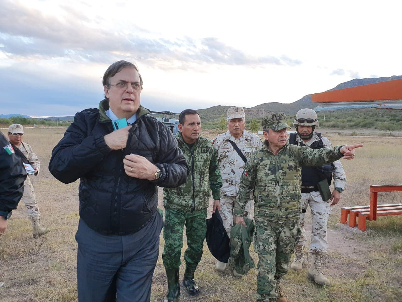 El canciller Marcelo Ebrard recorrió la zona del ataque a la familia LeBarón en Bavispe, Sonora. Foto: Presidencia de la República.