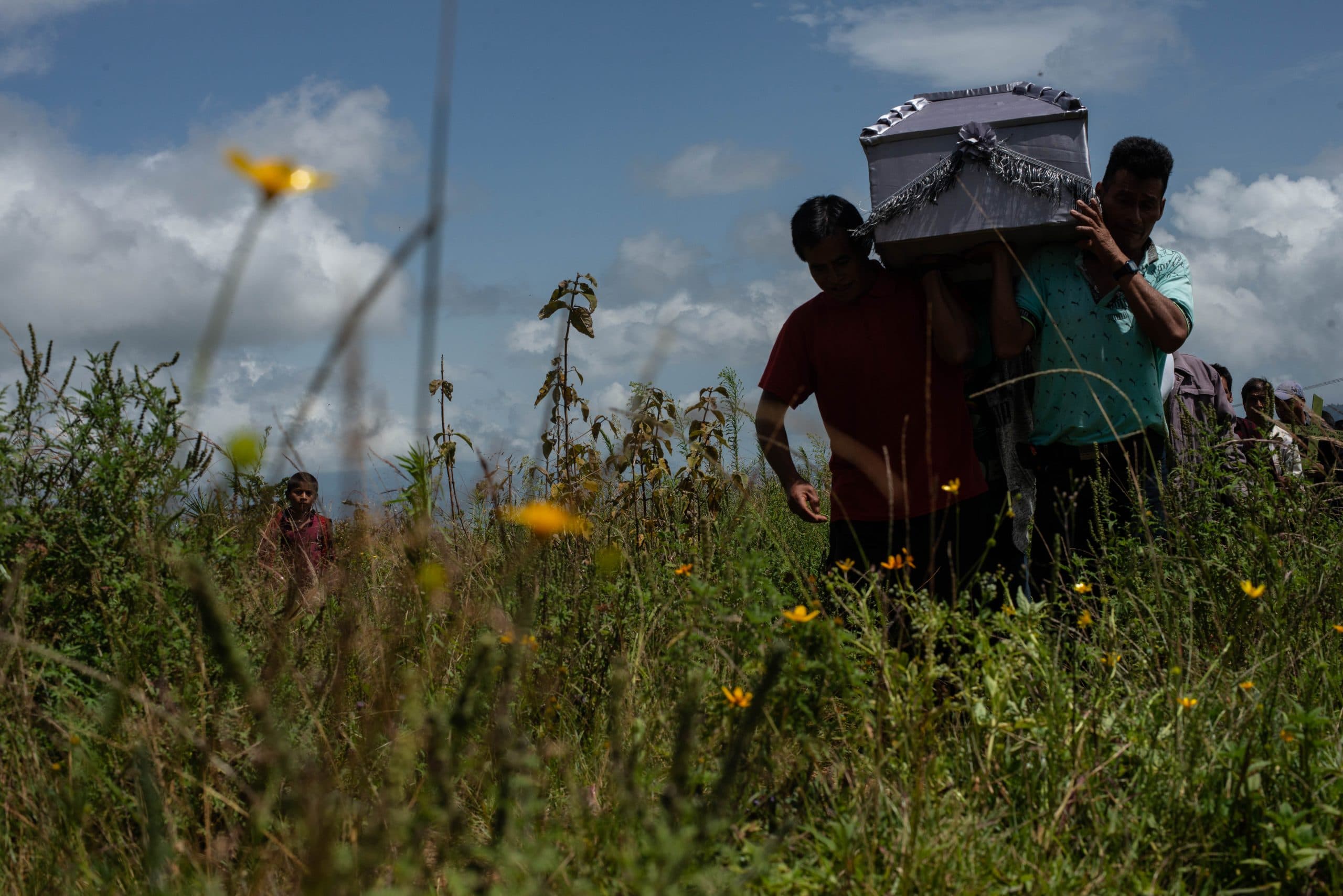 Pobladores cargan el féretro de Felipe Pérez Pérez, asesinado por un presunto grupo de paramilitares en Aldama, Chiapas • Foto: Isabel Mateos/Cuartoscuro